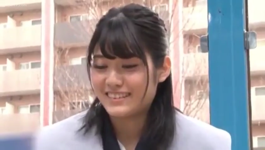 脸部特写 · 站立 · 制服 · 户外