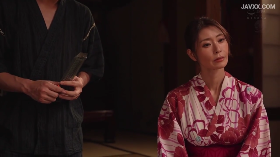 甚平 · 榻榻米 · 女子表情平静 · 室内灯光偏暗 · 女子脸部特写 · 男子手中持有长条状物体