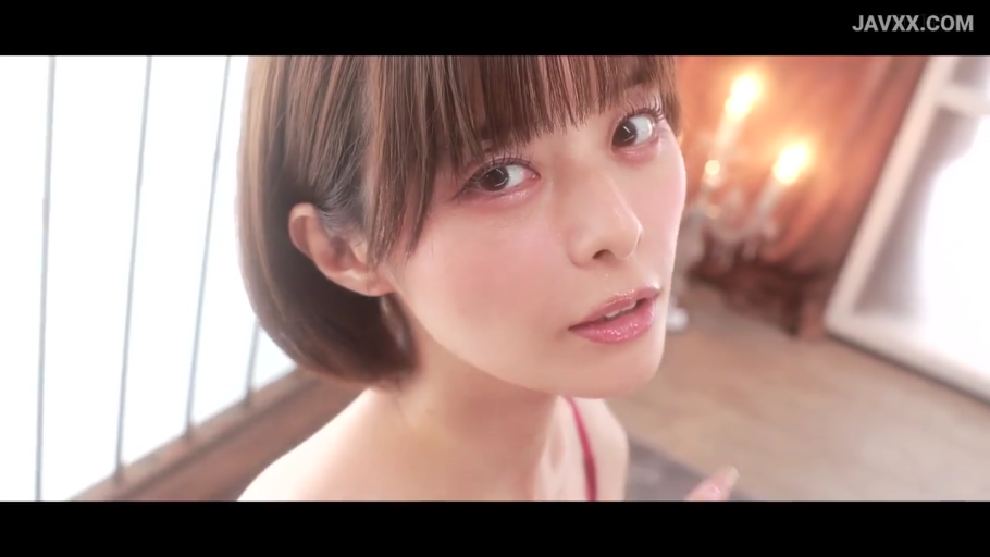 室内 · 微微张嘴 · 眼睛特写 · 光线柔和 · 红色细肩带吊带