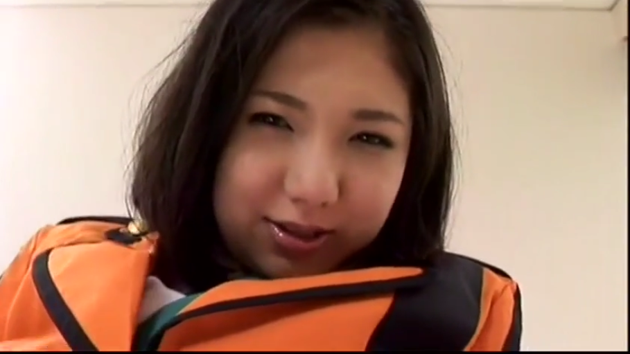 室内 · 脸部特写 · 微张嘴 · 橙色制服