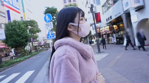 注视前方 · 侧脸特写 · 闹市区 · 粉色毛绒外套 · 粉色口罩