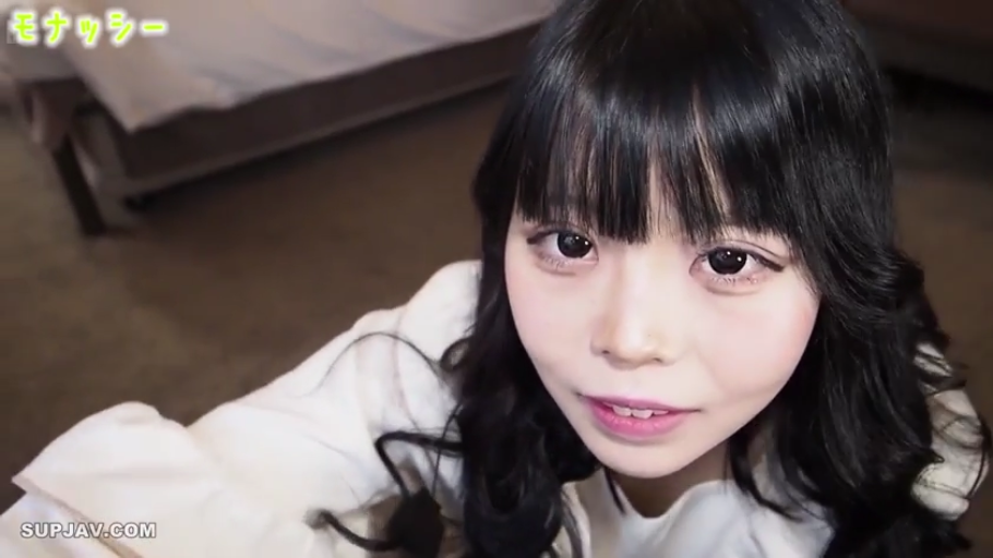 室内 · 脸部特写 · 微笑 · 白色上衣 · 注视 · 仰视 · 长发