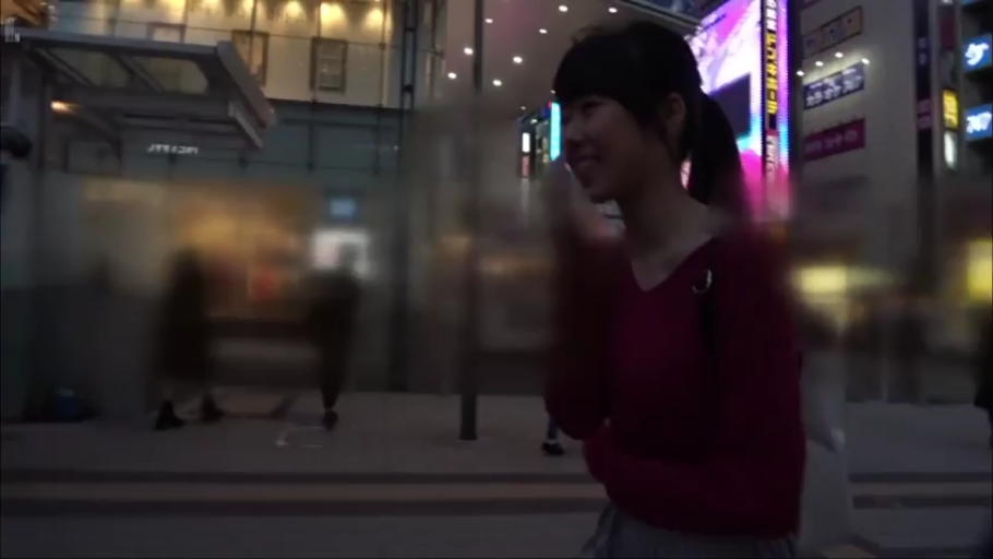 自然 · 面部特写 · 夜景 · 繁华商业区 · 深红色长袖上衣