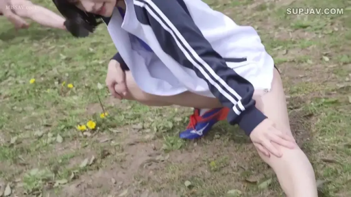 腿部 · 自然 · 运动外套 · 短发 · 户外草地 · 运动 · 蹲姿拉伸