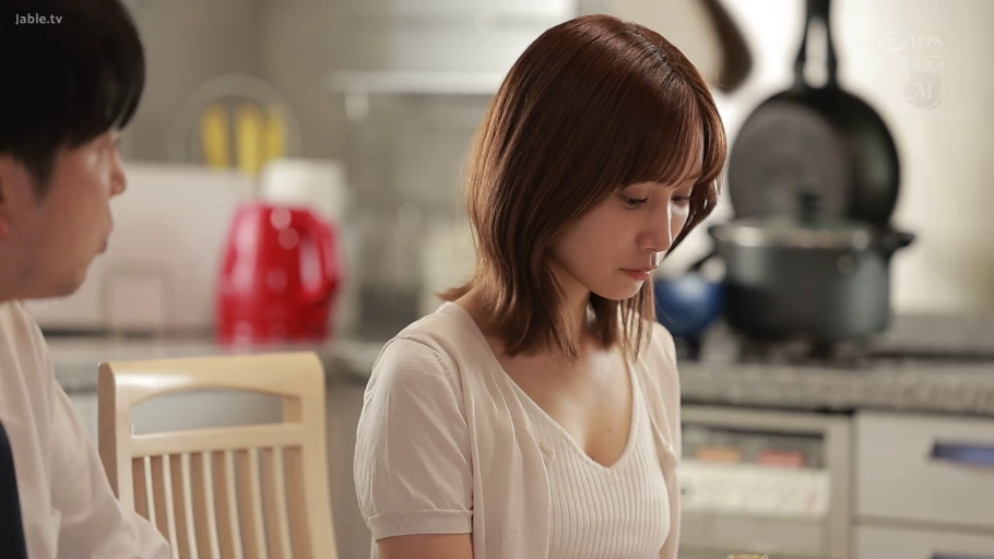 坐姿 · 半身 · 厨房 · 白色针织衫