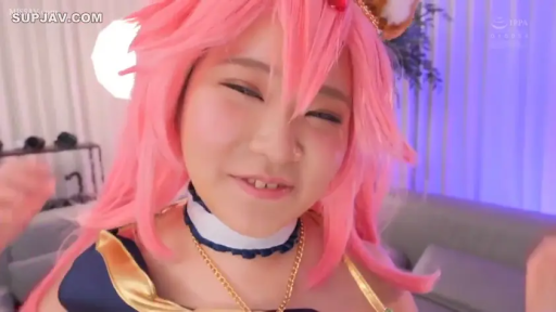 室内 · 开心 · 面部特写 · 假发 · 深蓝色镶金边上衣