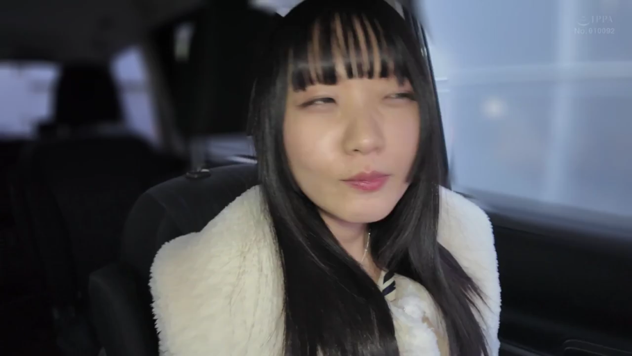 眼睛特写 · 极度快感 · 汽车后座 · 白色毛绒外套