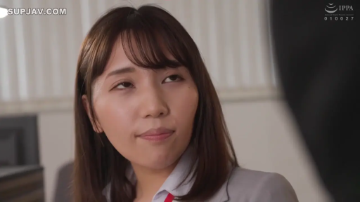 办公室 · 面部特写 · 神情专注 · 职业装衬衫