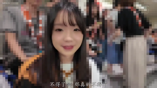 室内 · 脸部特写 · 温柔 · 白色上衣 · 画面带有字幕