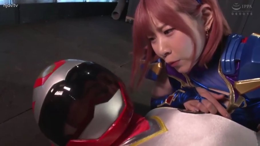 室内 · 严肃 · 俯身 · 中景 · 观察 · 头盔 · 角色扮演服 · 特摄