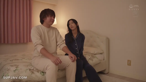 床边 · 交流 · 女性藏青色绸缎质睡衣套装