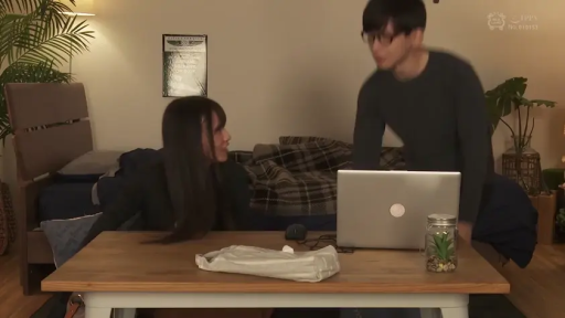 全景 · 平静 · 笔记本电脑 · 客厅 · 对视 · 居家场景 · 坐立 · 长袖居家服