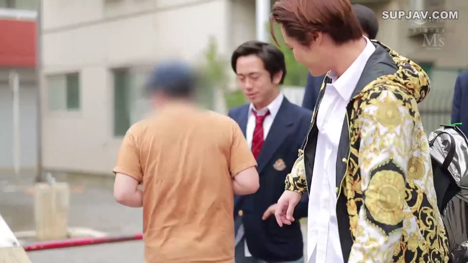 平静 · 校服西装 · 街道 · 背包 · 马赛克处理 · 人物侧面半身