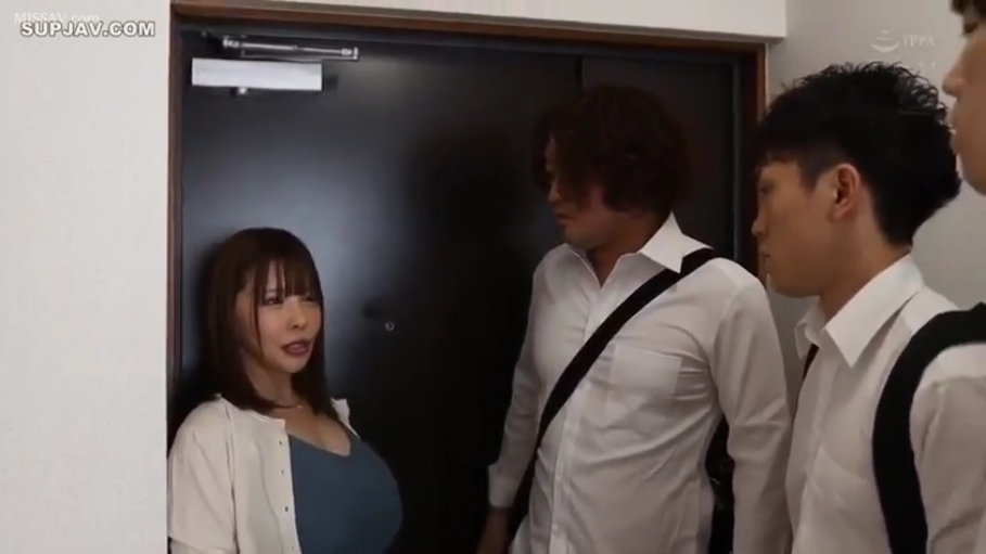 蓝色紧身背心 · 单肩包 · 无奈 · 室内门口 · 压迫感 · 女子面部表情特写