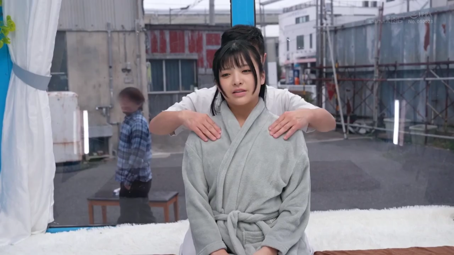 坐姿 · 平静 · 上半身 · 按摩 · 灰色浴袍 · 接受按摩 · 白色地毯 · 户外布景