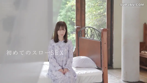 坐姿 · 卧室 · 闭眼 · 床 · 睡衣 · 视频截图 · 坐着