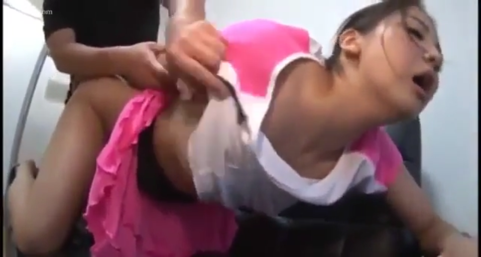 室内 · 性交 · 俯身 · 中景 · 椅子 · 张嘴 · 粉色短裙