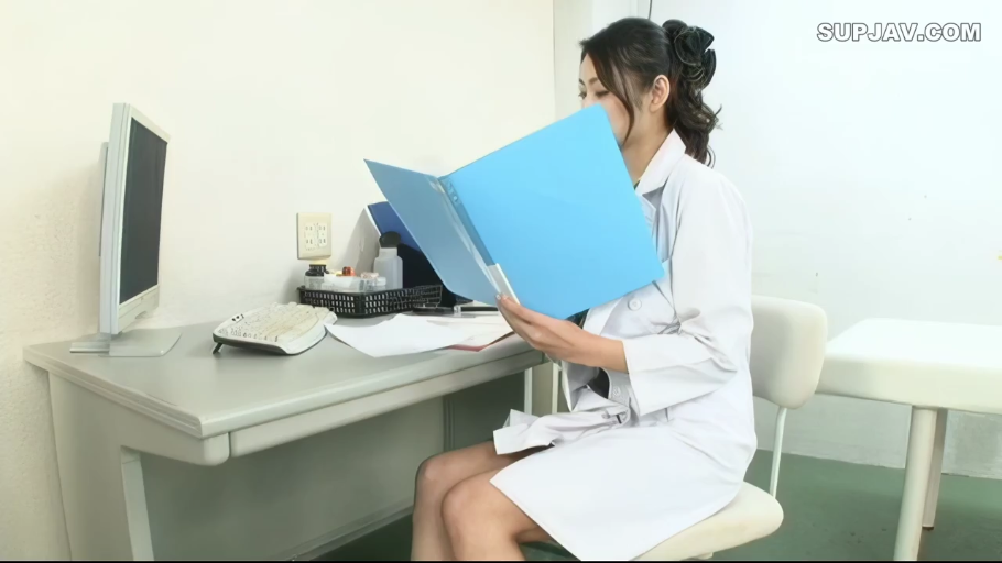 专注 · 诊疗室 · 白色大褂 · 文件夹 · 侧面视角