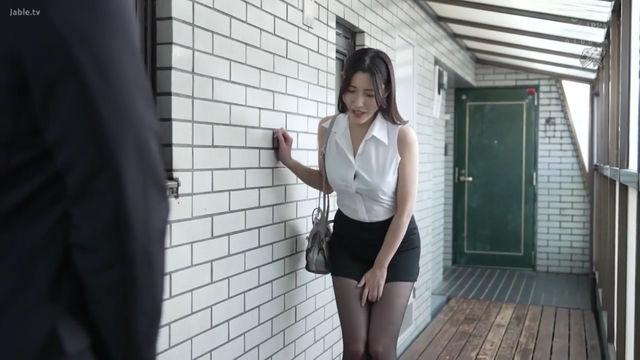 全身 · 无袖白衬衫 · 隐忍 · 公寓走廊 · 日本AV · 单肩包 · 靠墙站立 · 捂住私处
