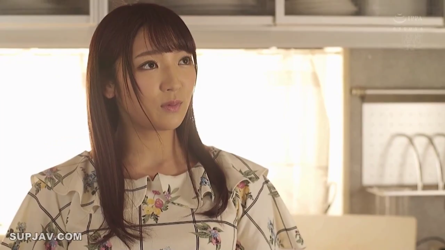 忧郁 · 站姿 · 面部特写 · 注视 · 厨房 · 长发 · 碎花衬衫 · 厨具