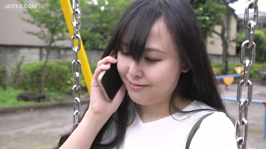 微笑 · 脸部特写 · 白色上衣 · 手机 · 户外公园