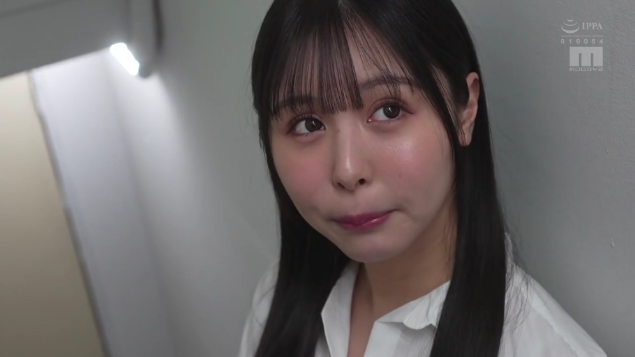 眼睛特写 · 室内光线 · 白色衬衫 · 嘴唇微抿 · 走廊或小房间