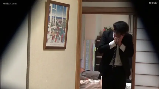 室内 · 站立 · 全景 · 偷窥视角 · 痛苦 · 西装 · 捂脸 · 挂画