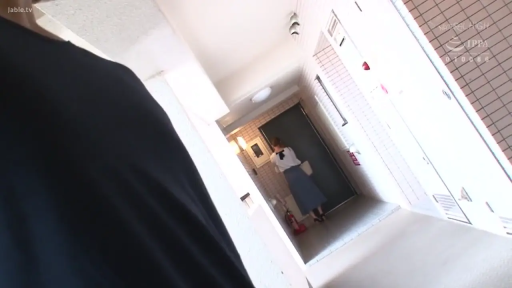 黑色T恤（男性视角） · 公寓 · 后背远景
