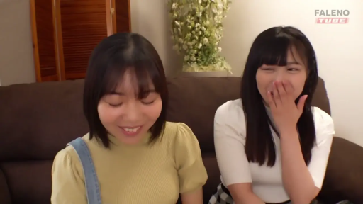 坐姿 · 沙发 · 客厅 · 上半身 · 双人 · 休闲服 · 开心 · 捂嘴笑