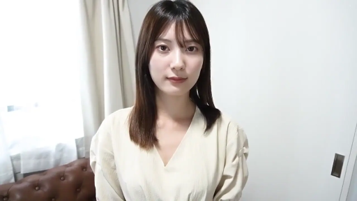 卧室 · 面无表情 · 上半身特写 · 米色V领上衣