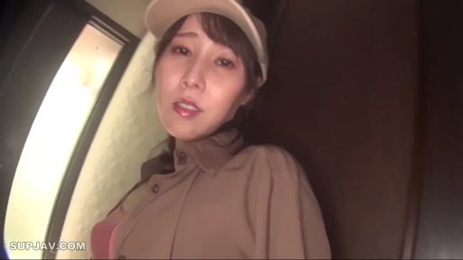 室内 · 面部特写 · POV视角 · 棕色衬衫 · 嘴唇微张 · 棒球帽