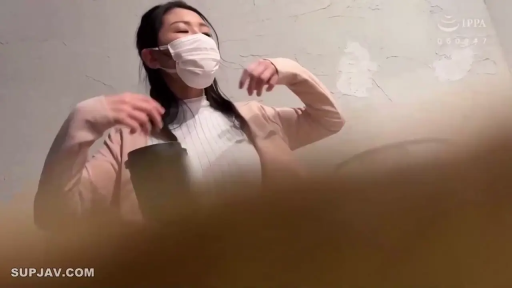 暗处 · 自然 · 面部特写 · 偷拍视角 · 咖啡杯 · 浅色开衫外套