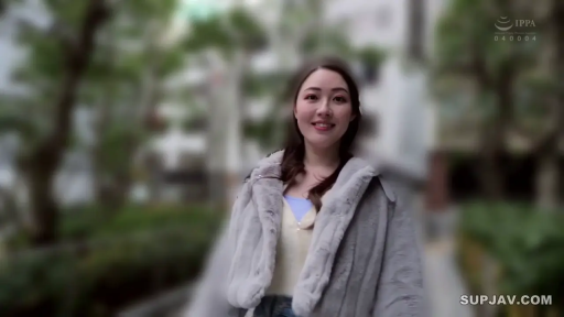 上半身特写 · 户外 · 浅色针织衫 · 甜美笑容