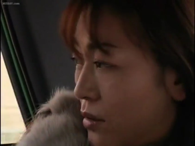 坐姿 · 脸部特写 · 平静 · 凝视 · 车内 · 熟女 · 汽车 · 毛皮领