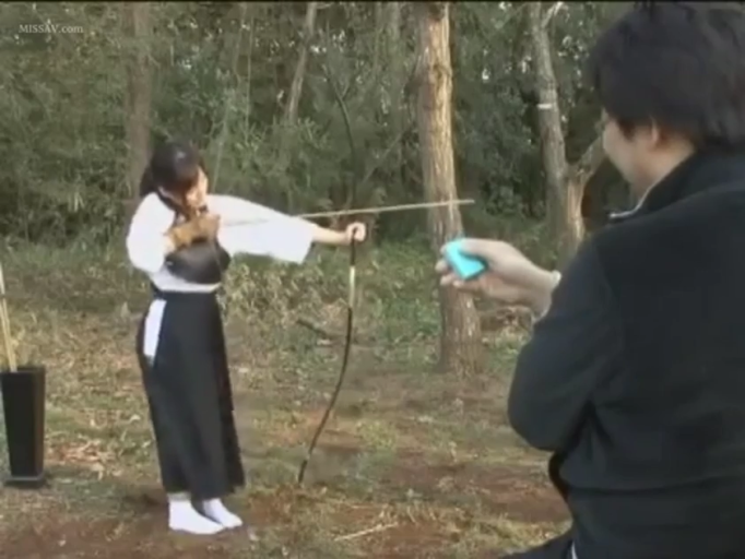 专注 · 训练场 · 和弓 · 女子上半身侧面 · 白色弓道服上衣