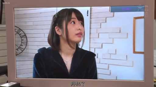 略带委屈 · 面部特写 · 室内卧室 · 项链 · 电视播放画面 · 深色天鹅绒材质睡袍