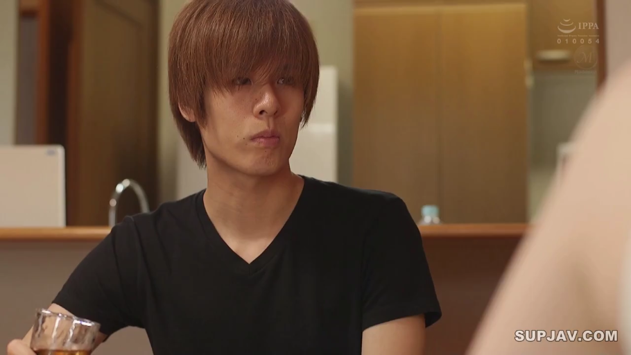 专注 · 室内客厅 · 黑色V领T恤 · 玻璃杯 · 男子面部特写