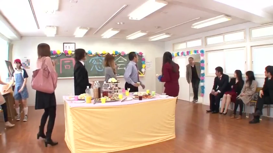 餐盘 · 连衣裙 · 学校教室 · 随意 · 黑板写着“同窗会”