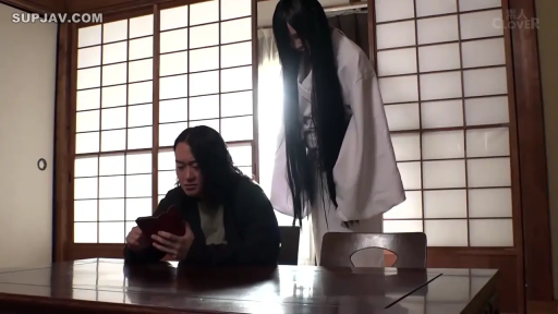 日式服装 · 白色和服 · 日式和室 · 女鬼表情隐藏在头发下 · 女鬼面部被长发遮盖特写 · 灵异氛围