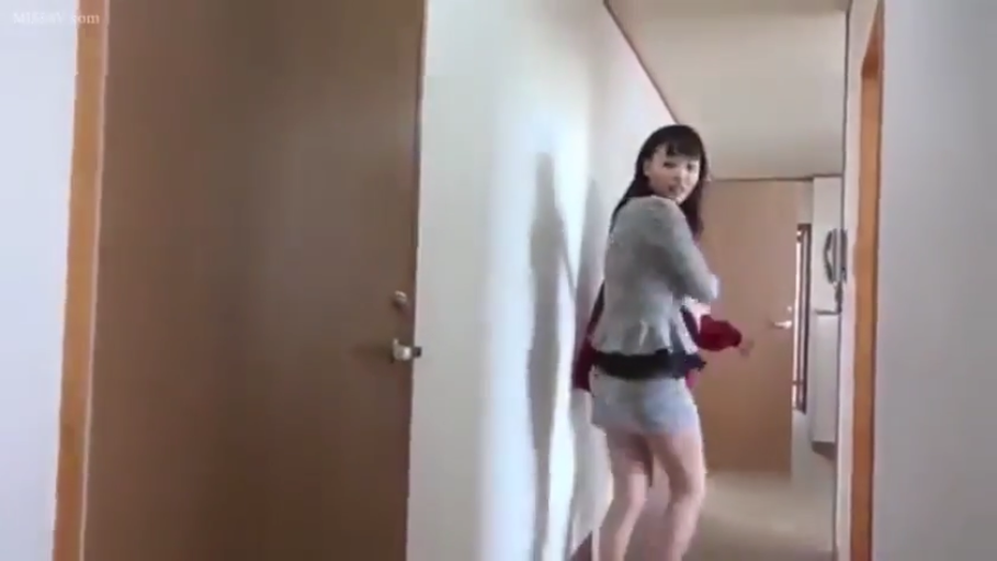 全身特写 · 回望 · 灰色职业西装上衣 · 室内走廊