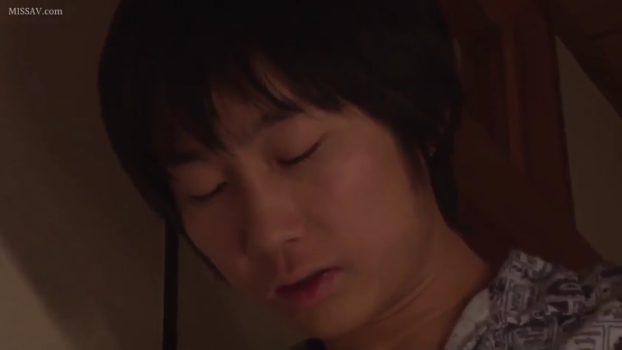 室内 · 低头 · 脸部特写 · 睡衣