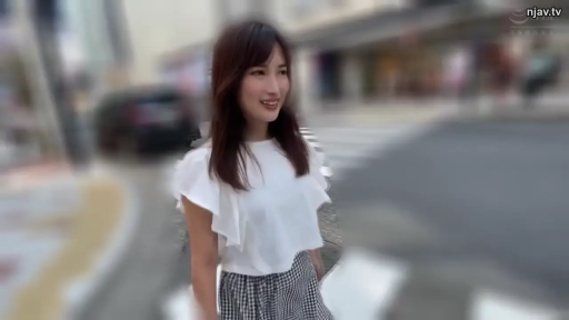 站立 · 微笑 · 半身 · アジア人女性 · 户外街道 · 步行 · 白色荷叶袖上衣与格纹裙