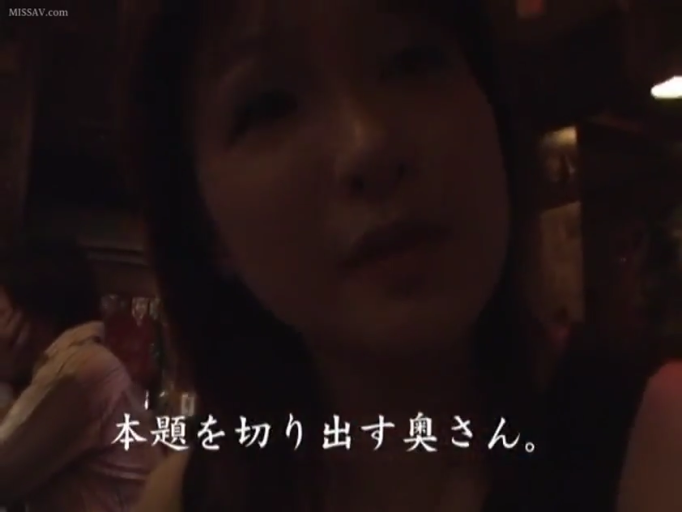 室内 · 坐姿 · 交谈 · 忧郁 · 脸部特写 · 人妻 · 黑色无袖上衣