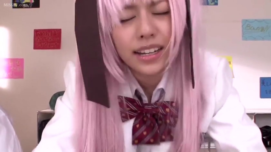顔部のクローズアップ · 沉浸感 · 假发 · 白色学生制服 · 不明体位（画面仅显示头部） · 贴满纸条的房间