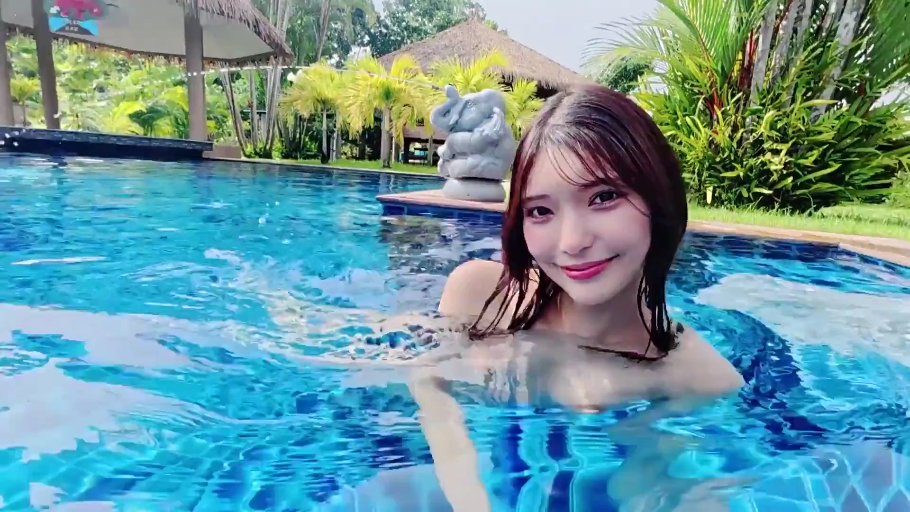 脸部特写 · 微笑 · 裸体 · 注视镜头 · 湿发 · 室外游泳池 · 浸在水中