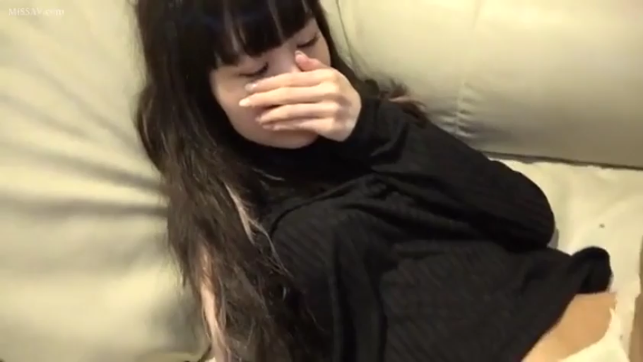 面部 · ソファ · 齐刘海 · 黑色针织衫 · 恥ずかしがり屋 · 手遮口部 · 侧身躺卧