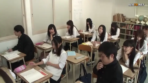 坐姿 · 校服 · 教室 · 平静 · 课桌椅 · 多人 · 听课