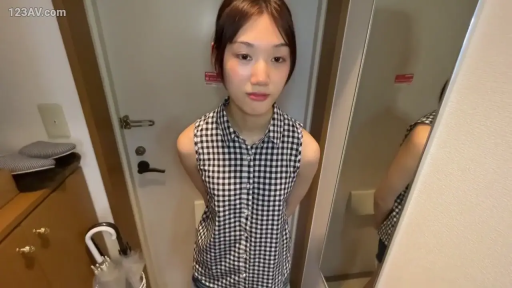 半身特写 · 居家 · 注视镜头 · 玄关 · 穿衣镜 · 黑白格子无袖衫 · 背手站立姿势 · 呆滞表情