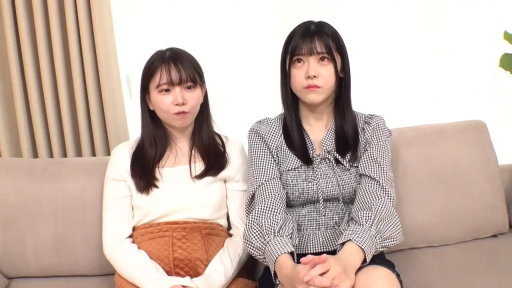 紧闭嘴唇 · 沙发 · 右边穿黑白格子衬衫 · 棕色盖毯