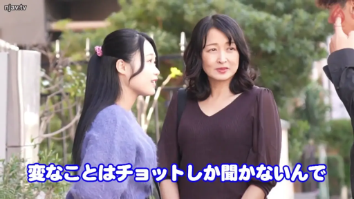 交谈 · 站立 · 自然 · 半身 · 街道 · 紫色针织衫 · 日本